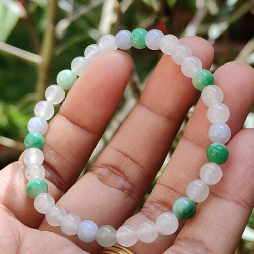 一只手拿着手镯