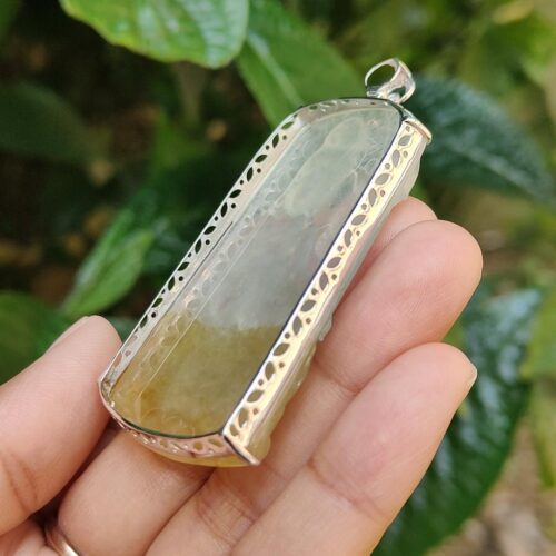 펜던트를 쥔 손