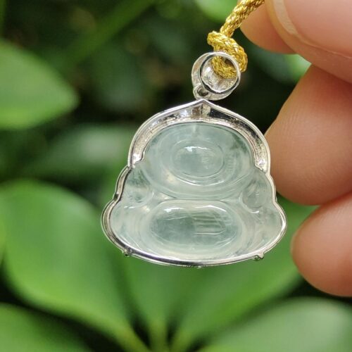 tangan memegang kalung