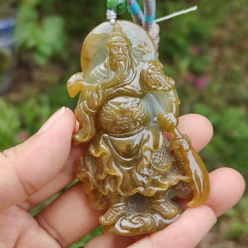 Una mano sosteniendo un colgante de jade.
