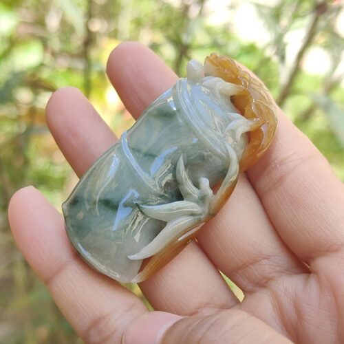 Una mano sosteniendo un objeto de jade.