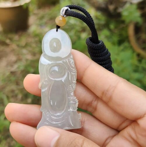 翡翠のペンダントを持つ手