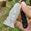 翡翠のペンダントを持つ手