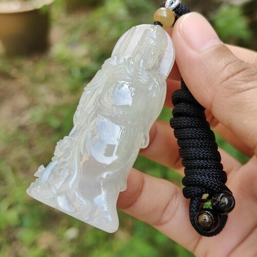 翡翠のペンダントを持つ手