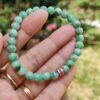 una mano sosteniendo una pulsera
