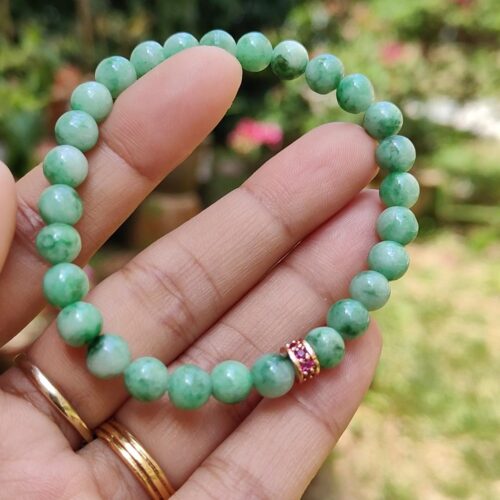 una mano sosteniendo una pulsera