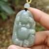 Una mano sosteniendo un colgante de jade.