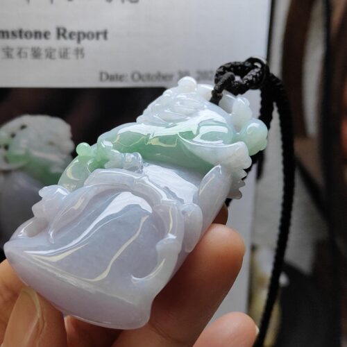 tangan memegang loket jed