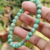 una mano sosteniendo una pulsera