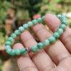 una mano sosteniendo una pulsera