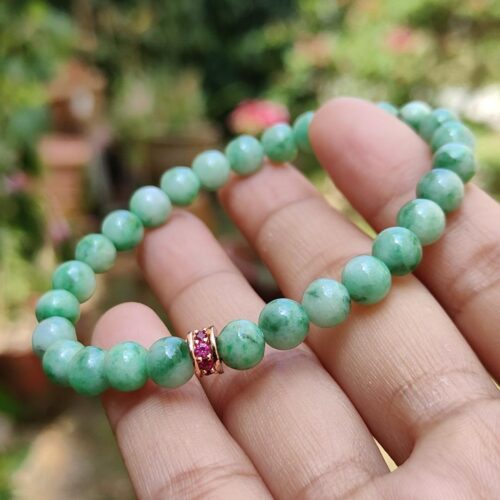 una mano sosteniendo una pulsera