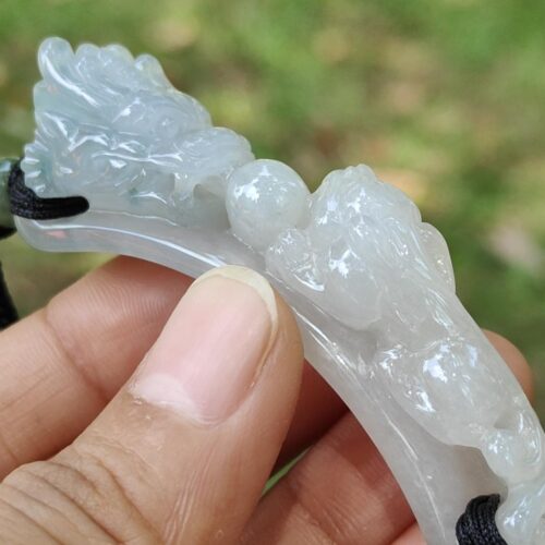 Una mano sosteniendo un collar de jade