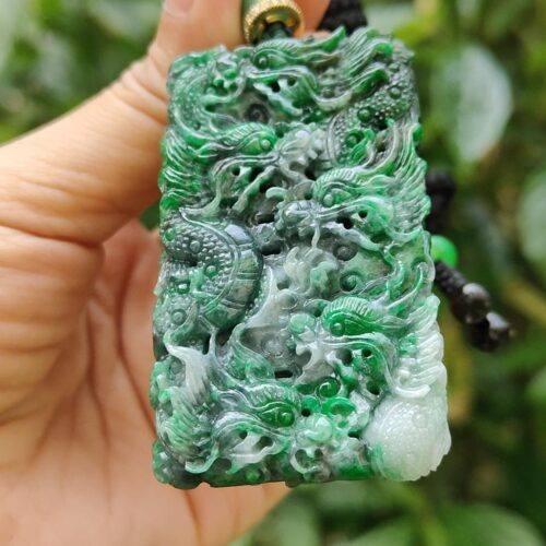 Una mano sosteniendo un colgante de jade.