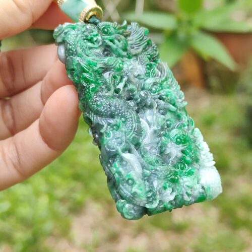 Una mano sosteniendo un colgante de jade.