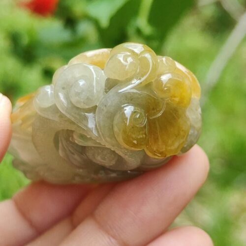 una mano sosteniendo una piedra