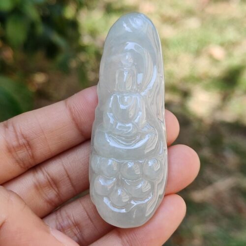 एक हाथ में जेड वस्तु पकड़े हुए