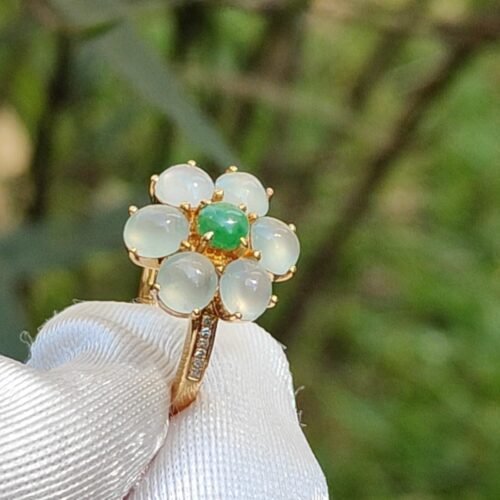 eine Hand, die einen Ring hält