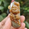 una mano sosteniendo una piedra