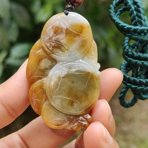 Una mano sosteniendo un colgante de jade.