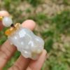 一只手握着玉坠