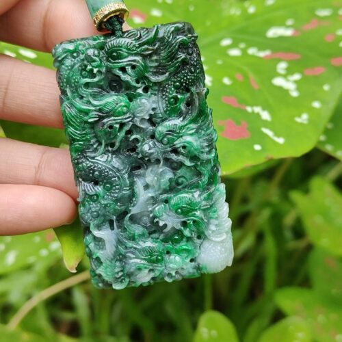 Una mano sosteniendo un colgante de jade.