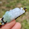 Una mano sosteniendo una pulsera de jade