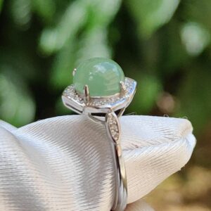 sebuah cincin dengan batu hijau di atasnya