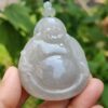 Una mano sosteniendo un colgante de jade.