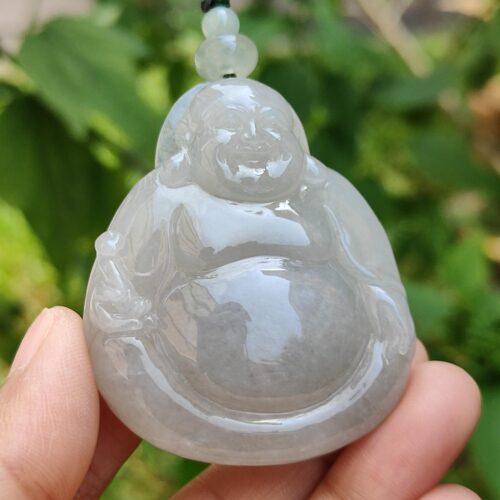 Una mano sosteniendo un colgante de jade.