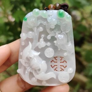 Una mano sosteniendo un colgante de jade.