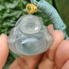 Una mano sosteniendo un colgante de jade.