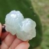 Una mano sosteniendo un objeto de jade.