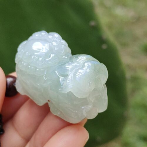 Una mano sosteniendo un objeto de jade.
