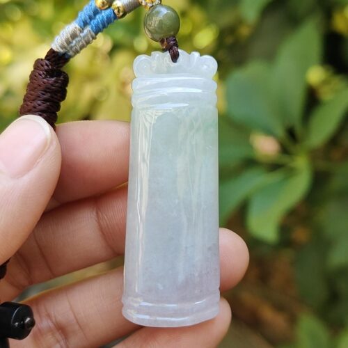 ஜேட் பதக்கத்தை வைத்திருக்கும் ஒரு கை