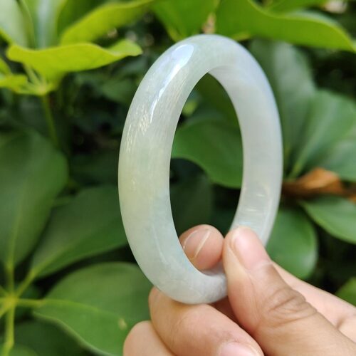 มือถือสร้อยข้อมือสีขาว