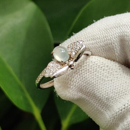 một bàn tay đeo găng tay có đeo nhẫn