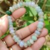 một bàn tay đang cầm một chiếc vòng tay