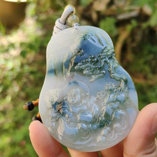 Una mano sosteniendo un colgante de jade.