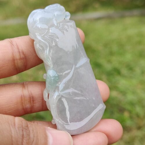Una mano sosteniendo un objeto de jade.