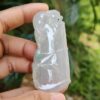Una mano sosteniendo un objeto de jade.