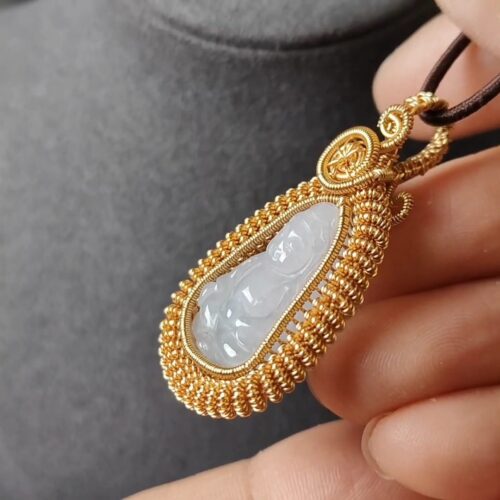 एक हाथ में हार पकड़े हुए