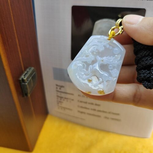 ネックレスを握っている手