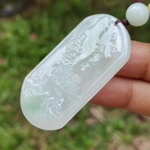 Una mano sosteniendo un collar de jade