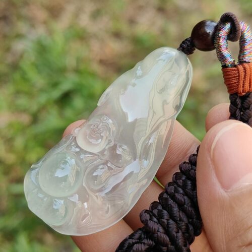 一只手拿着一条项链