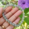 một bàn tay đang cầm một chiếc vòng tay