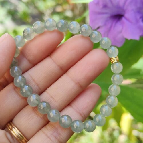 một bàn tay đang cầm một chiếc vòng tay
