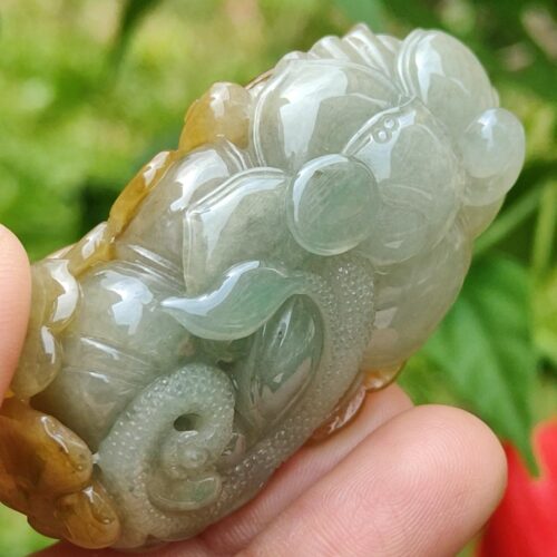 Una mano sosteniendo un objeto de jade.