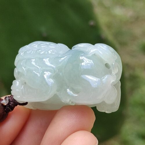 Una mano sosteniendo un objeto de jade.