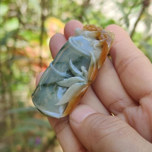 una mano sosteniendo un objeto de piedra