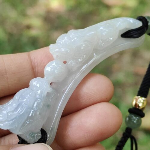 Una mano sosteniendo un collar de jade